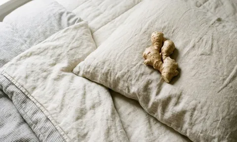 Đặt gừng cạnh gối trước khi ngủ: Biết lợi ích, nhiều người muốn làm theo