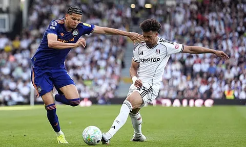 Bế tắc với Lewis Hall, Robinson sẽ là lời giải cho Man Utd