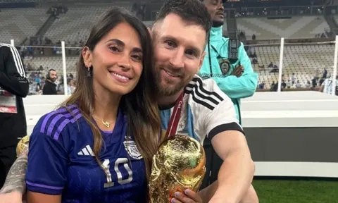 Bà xã Messi khoe dáng bikini, bạn gái Ronaldo vào thả tim