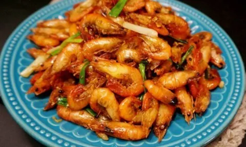 Rang tôm mà cho thứ này, tôm sẽ bị mềm, kém giòn nhiều người không biết bảo sao món ăn chẳng ngon