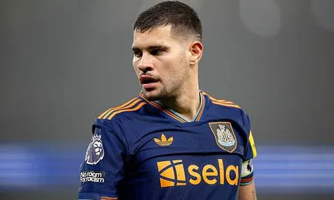 Arsenal hoãn công bố Guimaraes vì vướng mắc giấy tờ