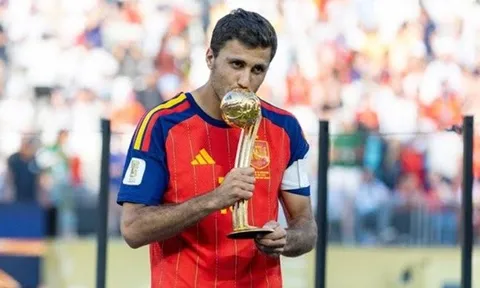 Lối chơi của Barcelona giúp Rodri thăng hoa hơn Real Madrid