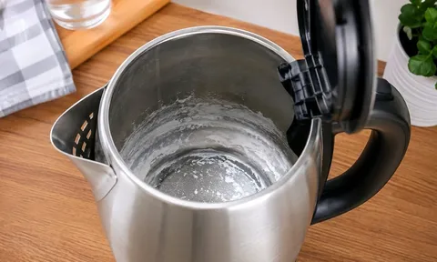 Ấm siêu tốc có cặn trắng có nguy hiểm không?