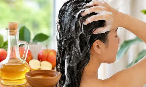 Vì sao nhiều người thêm giấm vào gội đầu?