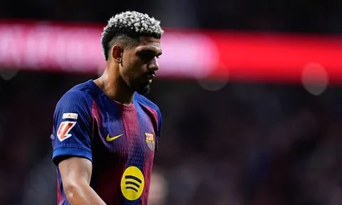 Romano hé lộ chi tiết thương vụ Liverpool mượn Araujo