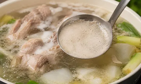 Bọt nổi khi nấu canh là gì? Có phải cứ hớt bỏ là đúng?