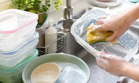 Cách rửa hộp nhựa, cốc bát nhựa sạch bay dầu mỡ, không còn nhớt dính: Chỉ cần đổi thứ tự này