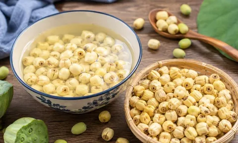 Hạt sen muốn bở bùi mà ngâm nước lạnh là sai, làm theo cách này hạt mềm nhanh, thơm ngon hơn