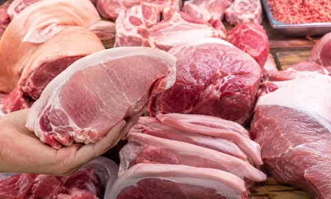 Thịt lợn mua ở chợ: 5 dấu hiệu nhìn qua tưởng tươi nhưng chưa chắc