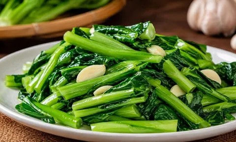 Vì sao rau xào ở nhà không giòn bằng ngoài hàng? Hãy kiểm tra 5 lỗi thường gặp này