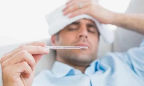 Sốt cao kèm nôn khan, người đàn ông đi khám phát hiện mắc căn bệnh đang gia tăng ở Hà Nội, dễ gây biến chứng