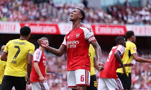 Hàng phòng ngự Arsenal báo động đỏ sau trận thua Dortmund