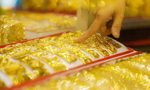 Giá vàng hôm nay 10/8: Vàng SJC bất ngờ "quay xe" giảm mạnh, thị trường thế giới nín thở chờ sóng mới