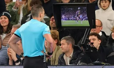 UEFA muốn trả lại vị trí trung tâm cho trọng tài