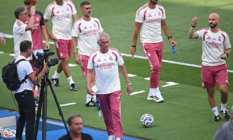 Phim tài liệu Netflix lột bỏ vỏ bọc gai góc của Mourinho