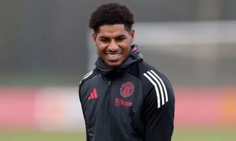Fan MU tranh cãi trái chiều ngày Rashford trở lại hội quân