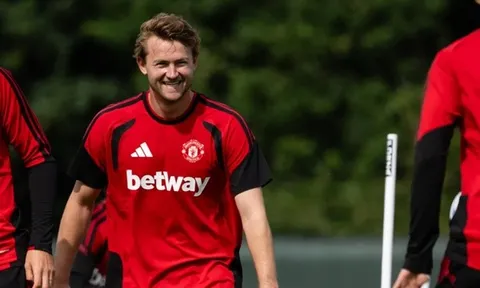 Matthijs de Ligt tái xuất trên sân tập MU sau 254 ngày