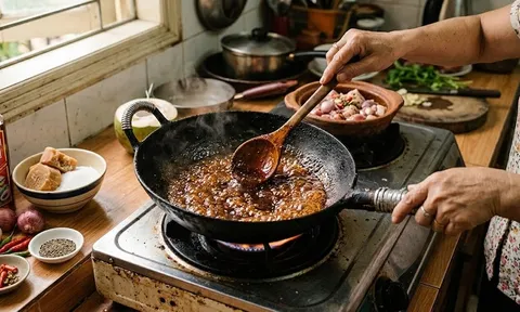 Thắng đường kho thịt có gây hại sức khỏe? Bác sĩ chỉ ra sai lầm cực dễ mắc