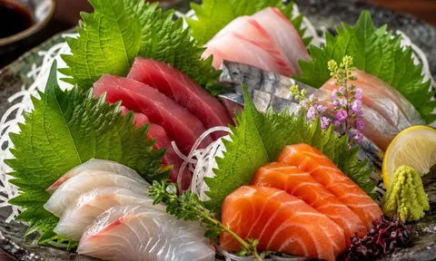 Tía tô trong sushi, sashimi có nhiều công dụng hơn bạn nghĩ: Không chỉ để trang trí