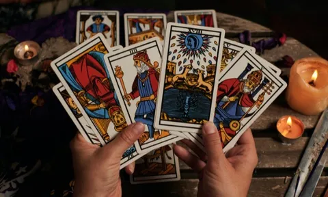 Bói bài tarot: Bạn nên tiếp tục công việc hiện tại hay tìm một hướng đi mới?