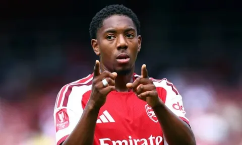 Chelsea và Man Utd từ chối chiêu mộ Myles Lewis-Skelly