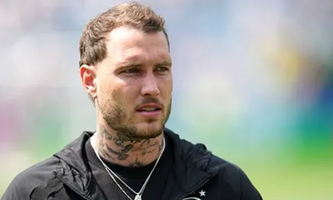 Từ bỏ Lewis Hall, Man Utd đánh cược vào David Raum?