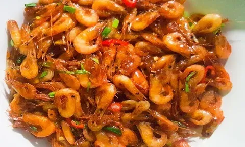 Rang tôm bao năm giờ mới biết không cần cầu kỳ, chỉ cho 2 thứ này tôm cực giòn ngon lại có màu đỏ hấp dẫn