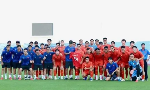 Tuyển Việt Nam vinh danh Quang Hải sau kỷ lục ra sân lịch sử