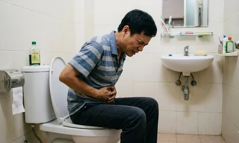 Nên ngồi bồn cầu trong bao lâu? Cảnh báo từ bác sĩ tiêu hóa