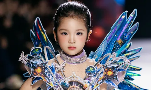 Mẫu nhí 5 tuổi gây ấn tượng khi trình diễn trên sân khấu thời trang