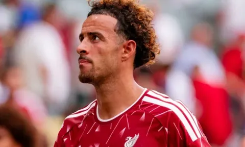 Iraola có thể tìm thấy người thay Curtis Jones ở đội hình Liverpool