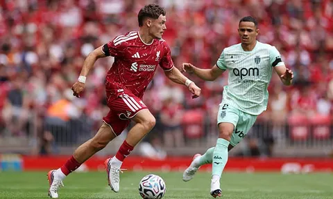 John Barnes tìm thấy Bruno Fernandes của Liverpool
