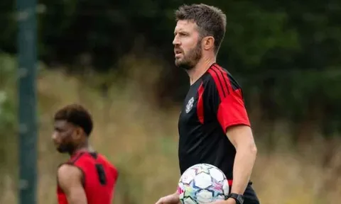 Carrick muốn MU tìm con đường riêng cạnh tranh với Man City và Arsenal