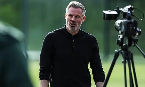 Jamie Carragher sốc với quyết định của Arsenal