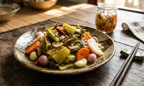Ăn rau củ muối chua sau mấy ngày thì hết chất độc? Chọn đúng "thời điểm vàng" giúp giảm hẳn nguy cơ ung thư