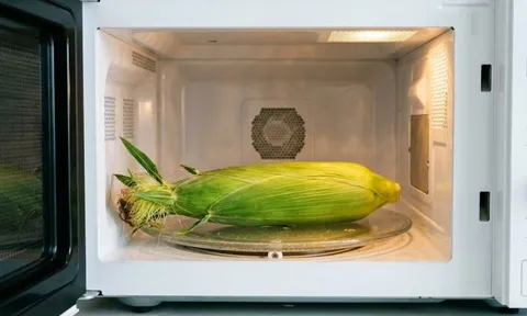 Luộc ngô bằng lò vi sóng: Chỉ mất 3 phút, hạt ngô mềm dẻo, mọng nước