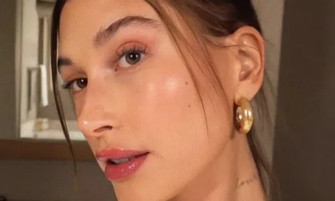 Routine dưỡng da tối giản giúp Hailey Bieber duy trì làn da căng bóng