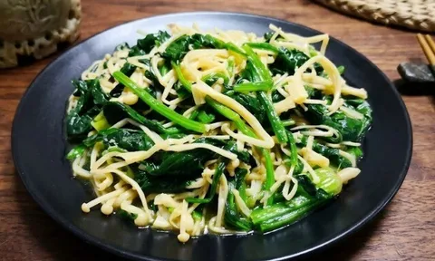 Hai rau này xào chung với nhau ăn ngon hơn cả thịt, nấu rất đơn giản mà tốt cho gan