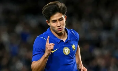 Vừa gia nhập Chelsea, Satpayev lập tức sang Burnley