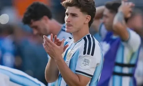 Atletico Madrid nổi đóa vì cáo buộc giật dây Julian Alvarez