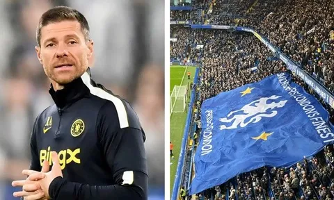 Xabi Alonso rực rỡ chào sân Stamford Bridge trong tiếng hò reo
