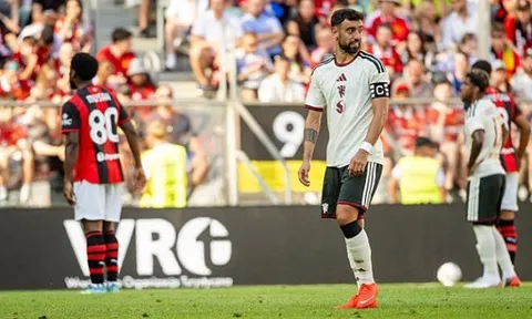 Bruno hỏng penalty, Man Utd thua ngược Milan 2-4