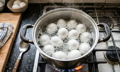 Luộc trứng với vài lát chanh có tác dụng gì?