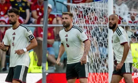 Thua AC Milan, fan MU đòi mua người thay thế Luke Shaw