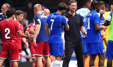 2 mặt đối lập của Chelsea trong ngày Alonso ra mắt Stamford Bridge
