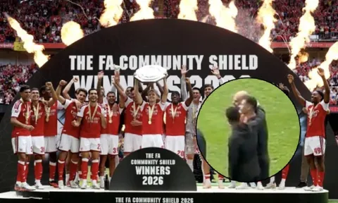 Fan xót xa khi 2 sao Arsenal đứng ngoài lễ ăn mừng Community Shield