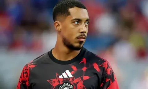 Carragher khẳng định Tielemans đến Man Utd sai thời điểm