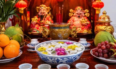 Vì sao ban thờ Thần Tài thường có một bát nước thả hoa?