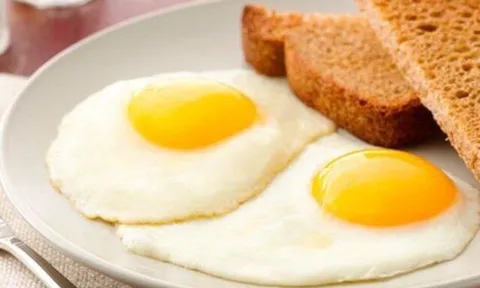 Làm trứng ốp đừng cho luôn vào chảo, thêm một bước nữa, trứng không bị cháy viền hay dính sát
