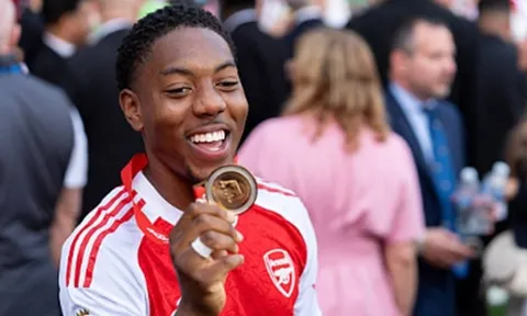 Arsenal giữ chân Lewis-Skelly trước sự chèo kéo của MU